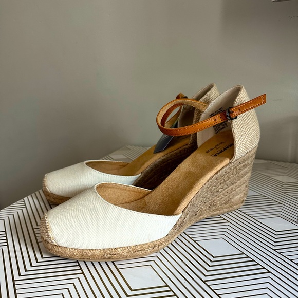 Cute & Comfy Wedges - Picture 2 of 5
